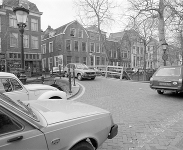 65283 Gezicht op het verkeer rond de Magdalenabrug over de Nieuwegracht te Utrecht, met links de ingang van de A. B. C. ...